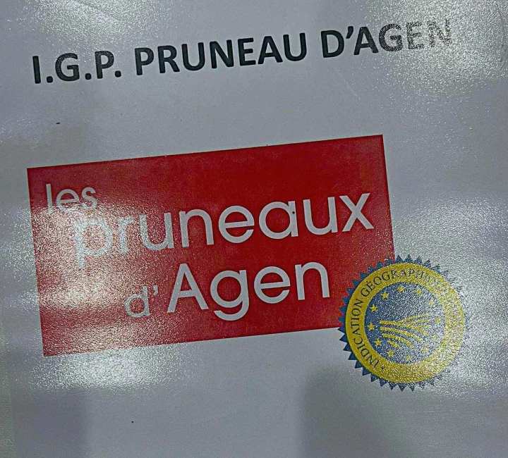 Panneau d’identification Pruneaux d’Agen IGP installé sur l’exploitation.